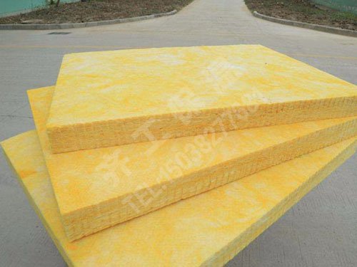 當(dāng)在搬運(yùn)玻璃棉的時候需要帶防護(hù)工具 當(dāng)在搬運(yùn)玻璃棉的時候需要帶防護(hù)工具
